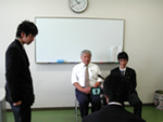 学校の先生にインタビュー