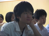 真剣に聞き入る生徒たち