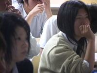 真剣に聞き入る生徒たち
