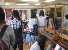 障がい者の方の民芸品製作を見学 障がい者の方の民芸品製作を見学